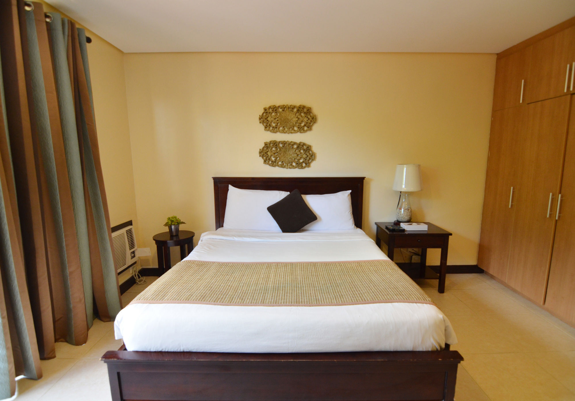 Crosswinds Resort Suites Тагайтай Экстерьер фото